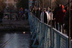 Gezmeye çıkan insanlar Avanos Eski Salanan köprü