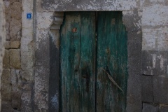 eski-ev-kapisi-kimler-geldi-gecti