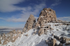 uchisar-kalesi-karli-bir-gun
