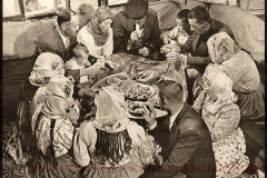 1940_yillara_ait_nevsehirde_bir_aile_fotografi