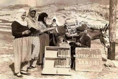 mustafapasa_koyunun_seyyar_kutuphanecisi_merhum_ziyaettin_yildizhan_1950_li_yillar
